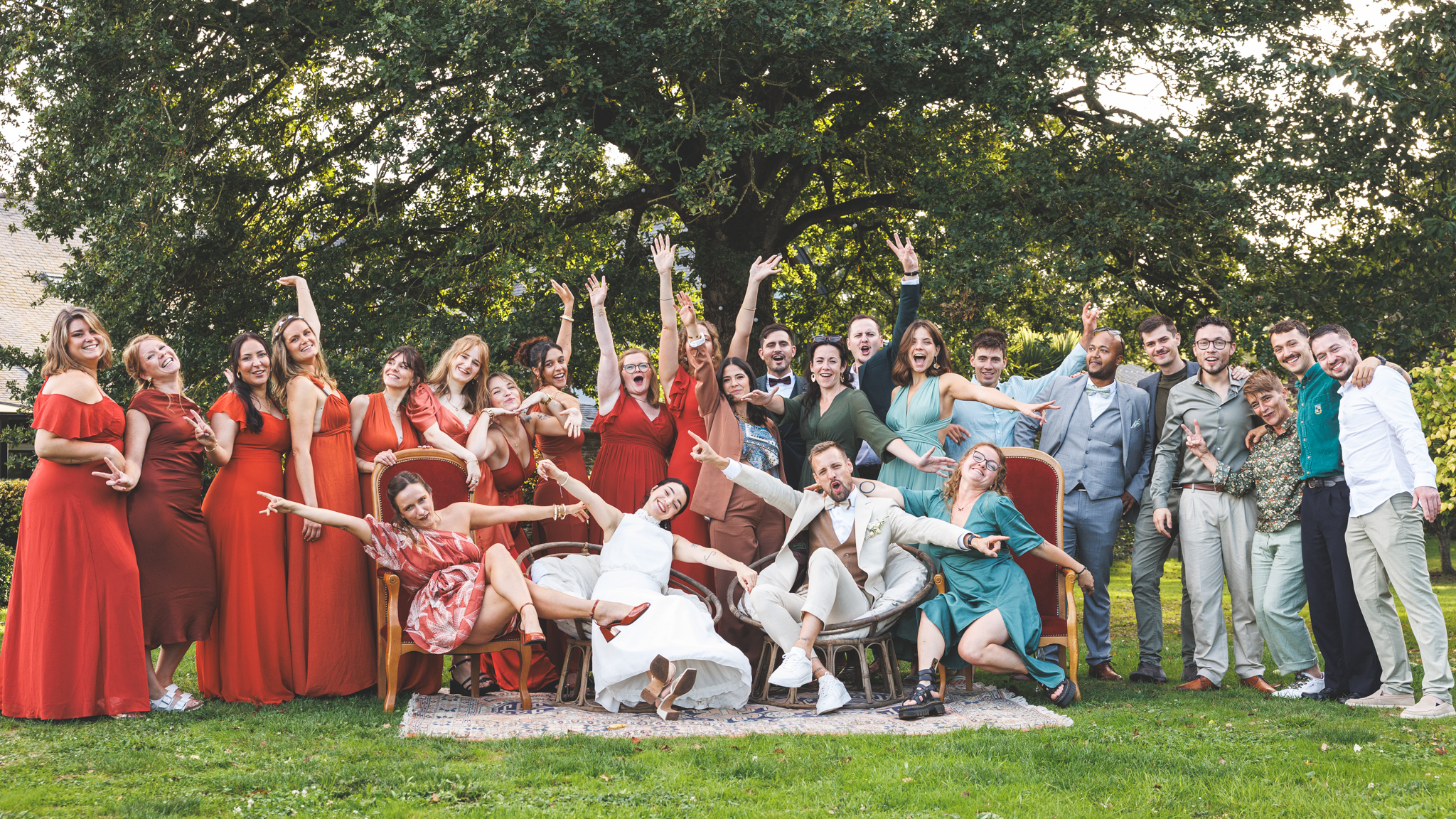 Photo de groupe lors d'un mariage.