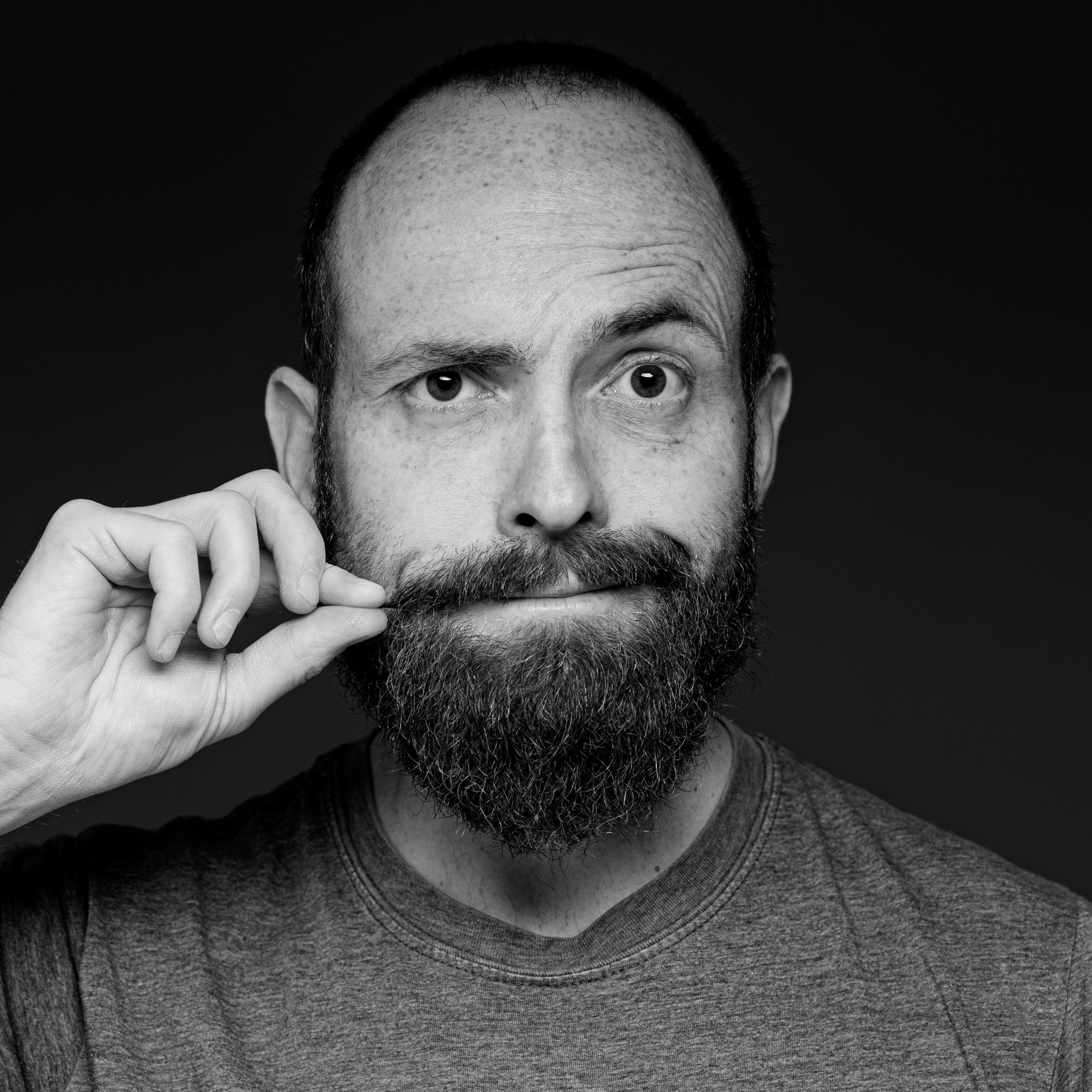 Photo de moi, sourcil levé, me tirant sur le côté de la moustache.